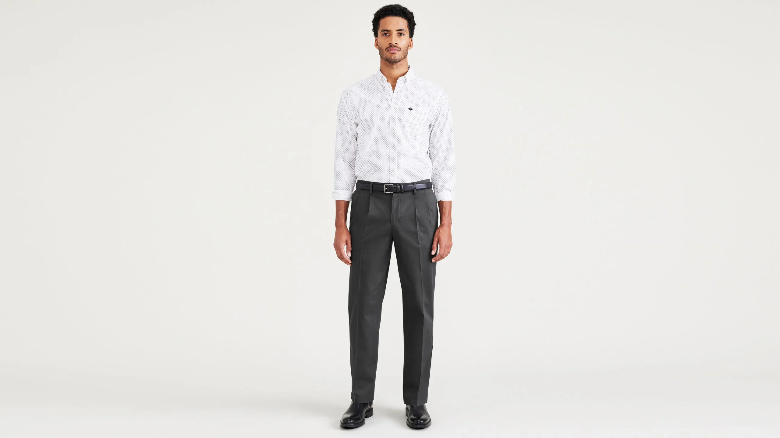 5087-signature-iron-free-khakis-pleated-classic-fit-with-stain-defender--1.webp Signature Iron Free Khakis, Pleated, Classic Fit with Stain Defender®