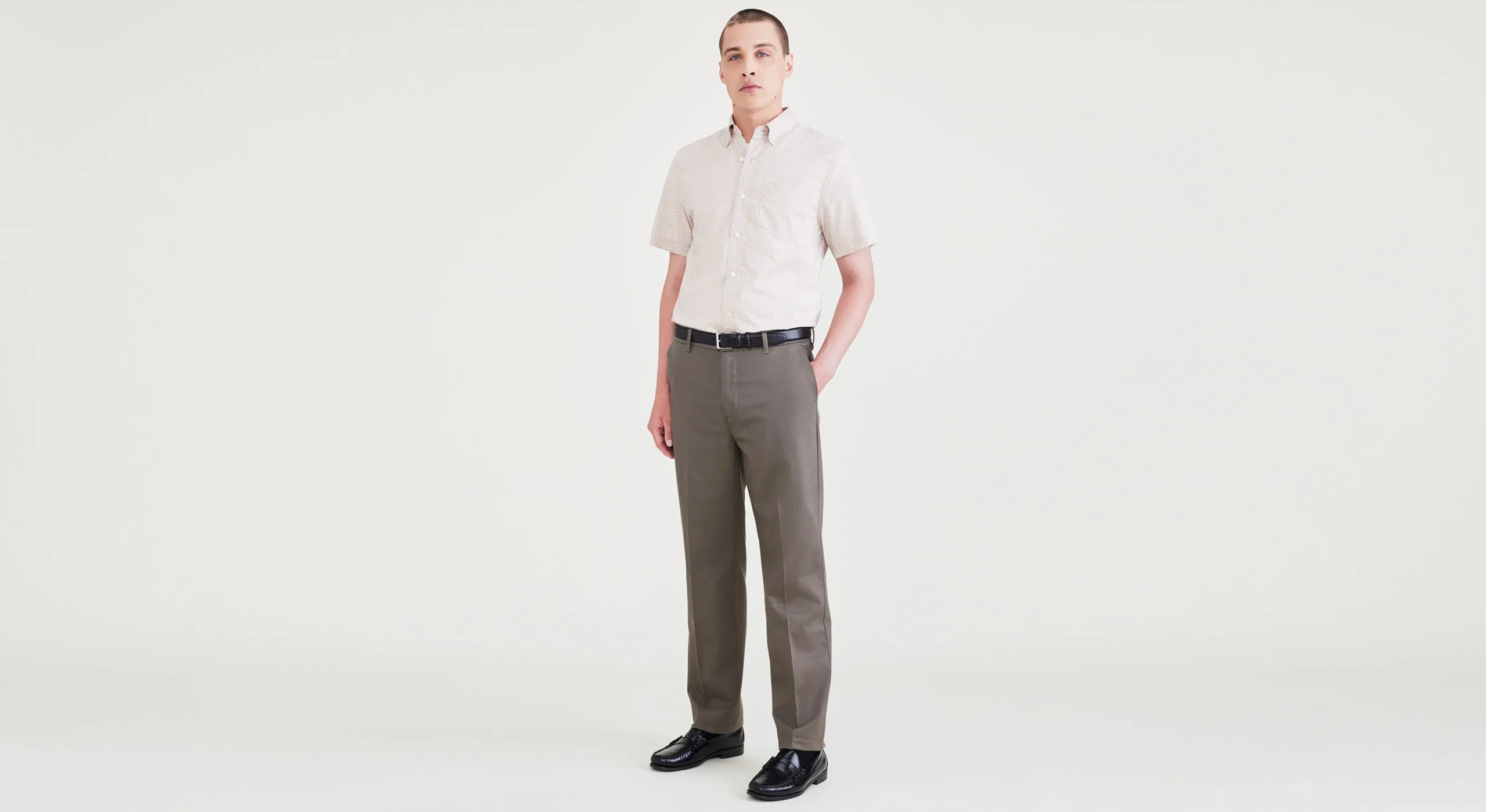 6021-signature-iron-free-khakis-straight-fit-with-stain-defender--1.webp Signature Iron Free Khakis, Straight Fit with Stain Defender®