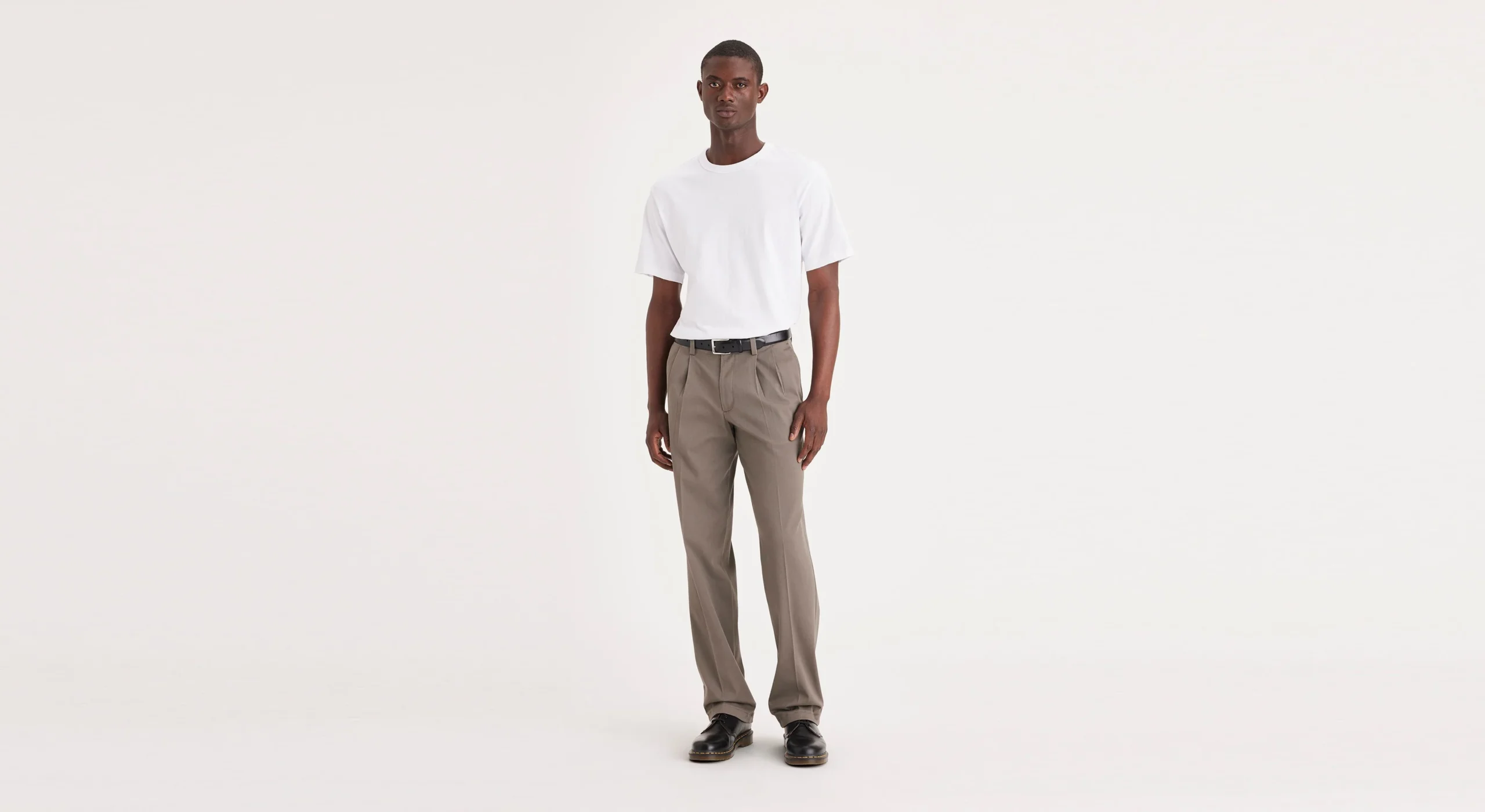 7506-easy-khakis-pleated-classic-fit-1.webp Easy Khakis, Pleated, Classic Fit